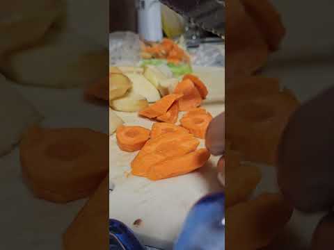 Cutting carrots for smoothie