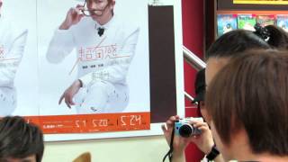 小鬼黃鴻升-20130511台中五大預購簽名會3-簽名中