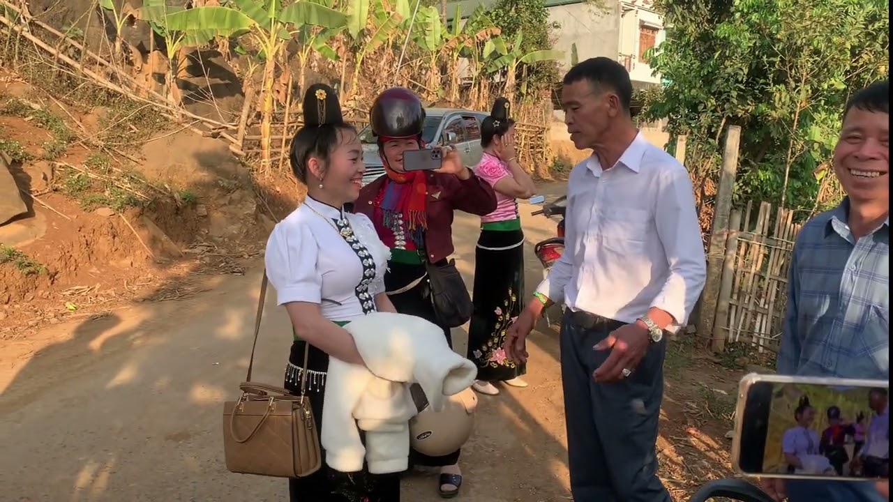 đi  ăn  Tết. Hoa  nhài  chiềng  ngần