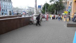 Нищий тролит прохожих возле Бессарабского рынка. Нищий тролит прохожих возле Бессарабского рынка.
