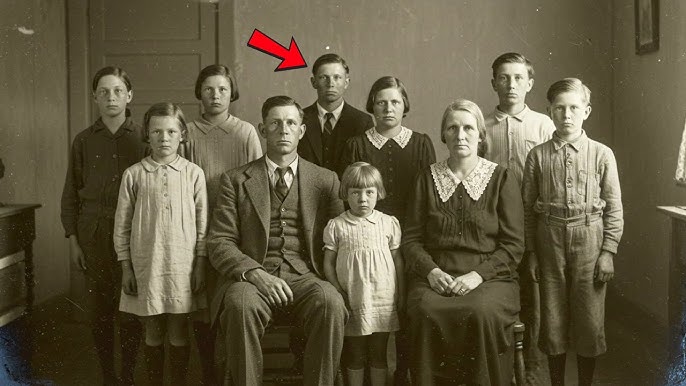 In 1932, a family poses for a portrait in Ohio — but one child doesn't  belong to them - YouTube