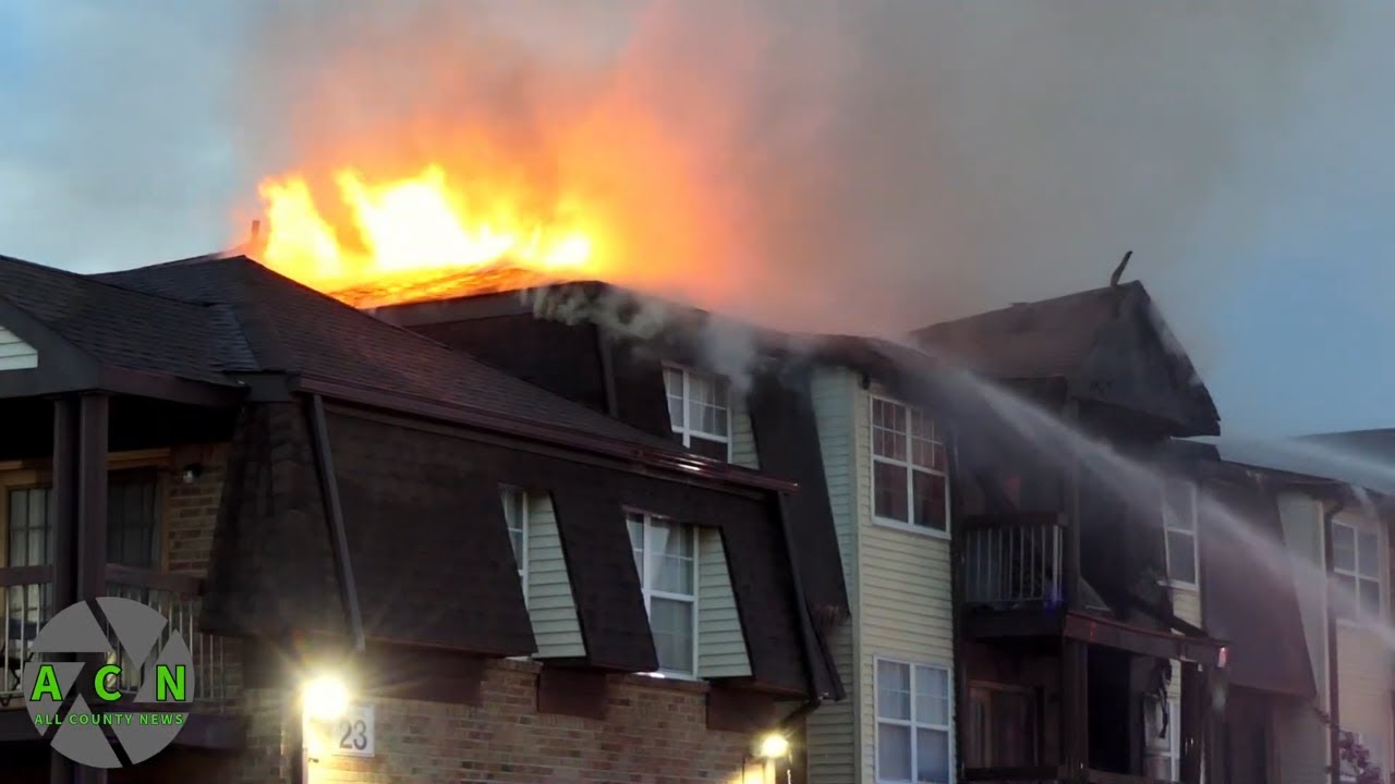 Fire Tears Through Building 23 on Plaza Drive in Woodbridge - YouTube