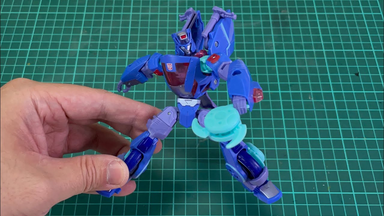 Transformers Legacy United Deluxe Class Cyberverse Universe Chromia （Robot mode to Alt mode)