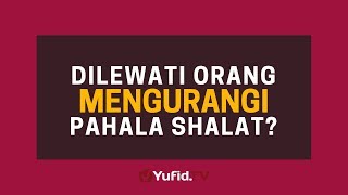 Sutrah dalam Shalat: Dilewati Orang, Mengurangi Pahala Shalat? - Poster Dakwah Yufid TV