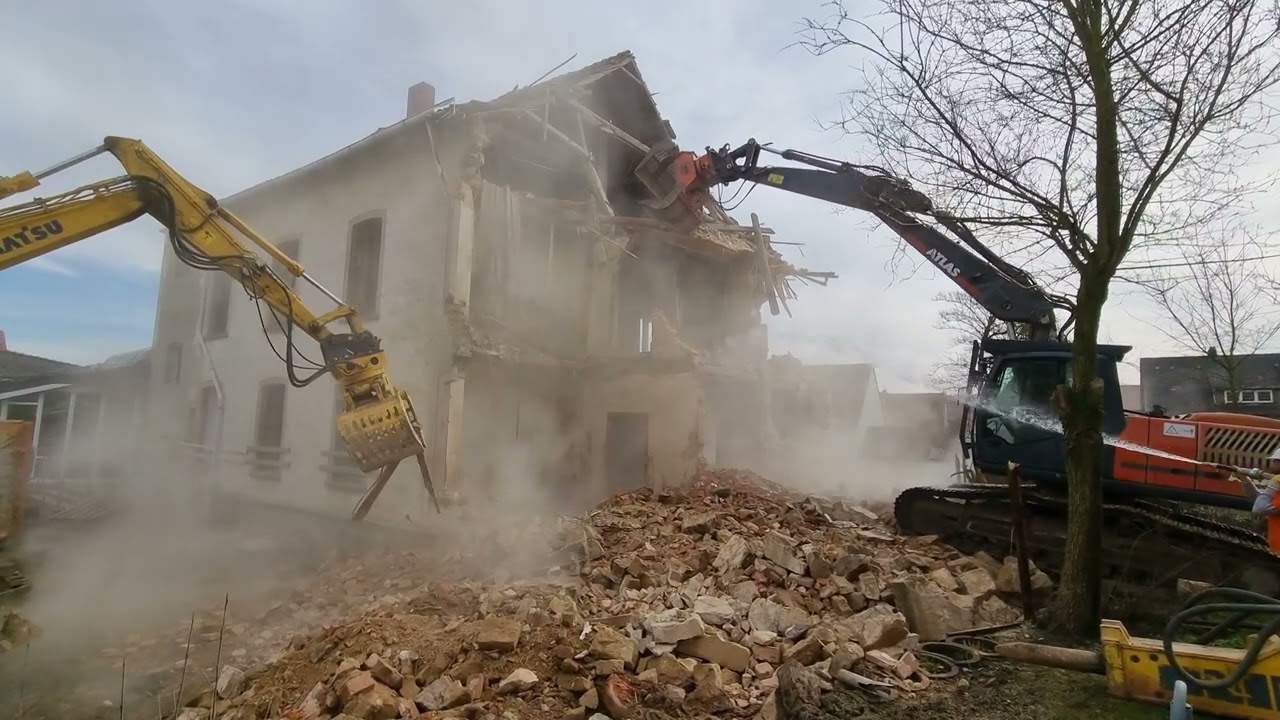 Abriss-Arbeiten altes Pfarrhaus Extertal-Silixen - 01.03.2022 (