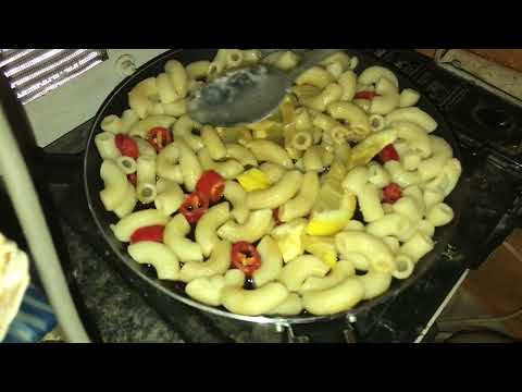 Приготовление огненных макарон с перцем на борту Суперлайнера
