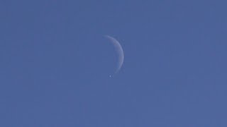 白い月の先端、光る