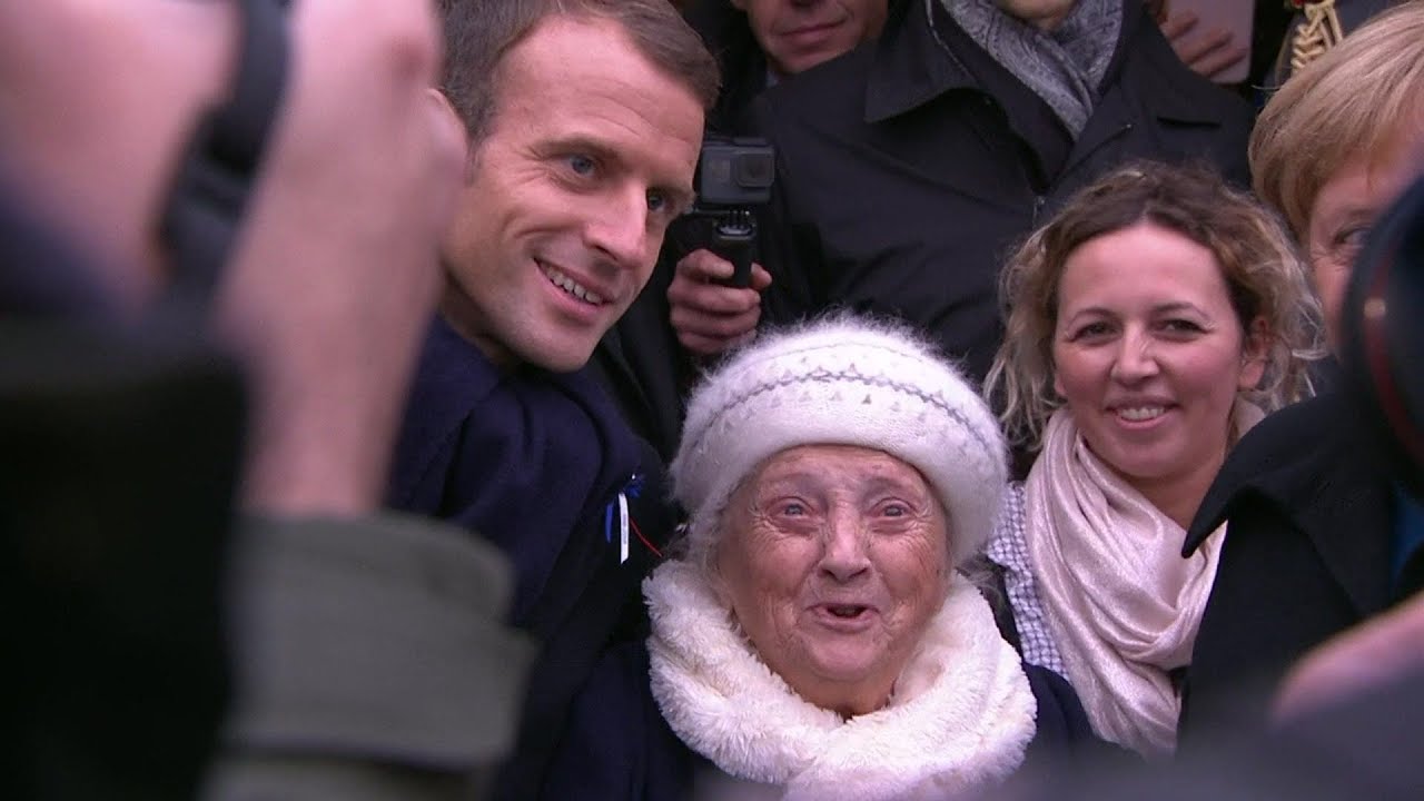 المرأة العجوز وموقف طريف مع #ميركل و #ماكرون  #بي_بي_سي_ترندينغ