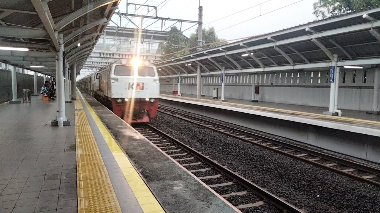 Kesibukan Kereta api di Stasiun Telaga murni Menjelang Malam