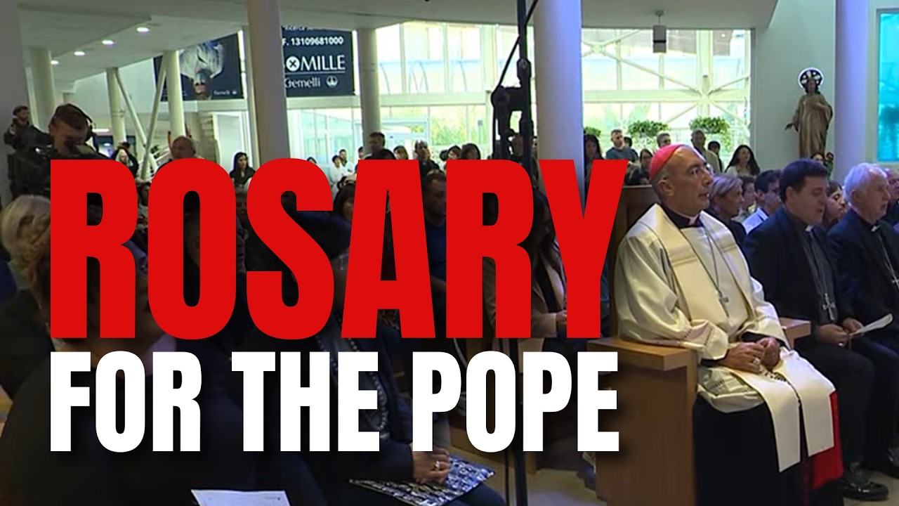 Hundreds of Faithful Pray for Pope Leo XIV at Gemelli University Hospital