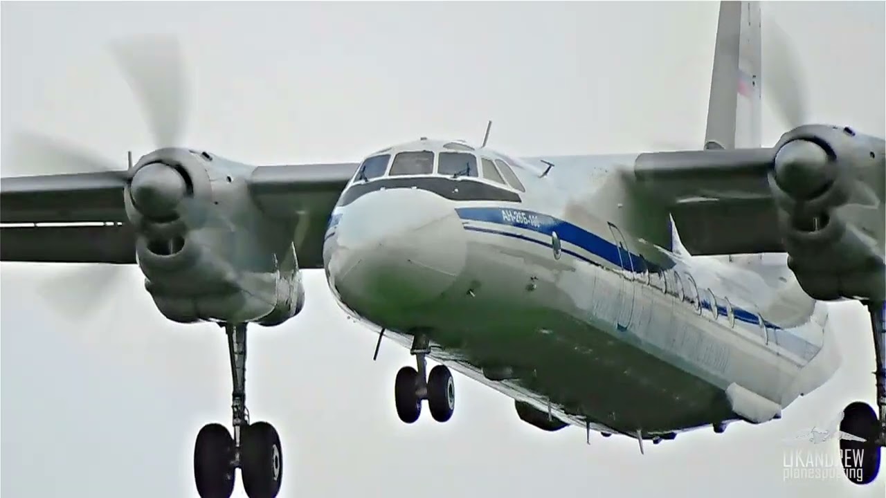 Ан-26 ворвался в Шереметьево. Редкий 40-летний самолет в деле