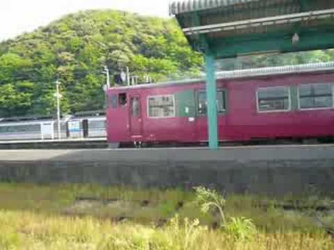 JR香住駅を発車するキハ47