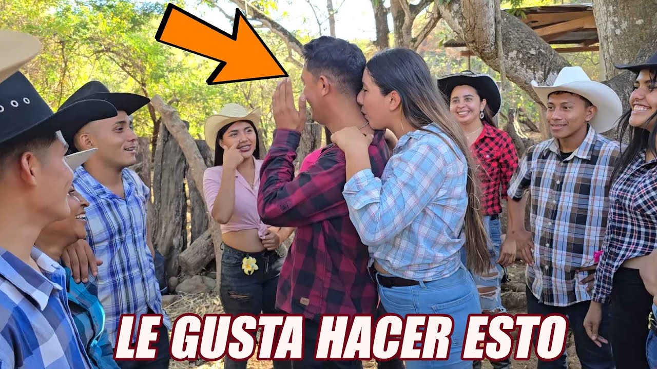 A Ronal le gusta que Marlene lo bese atrás.