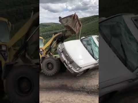 Кабан перевернул машину