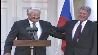 Ельцин расщекотал Клинтона на лужайке белого дома | Борис Ельцин и Билл Клинтон 1995