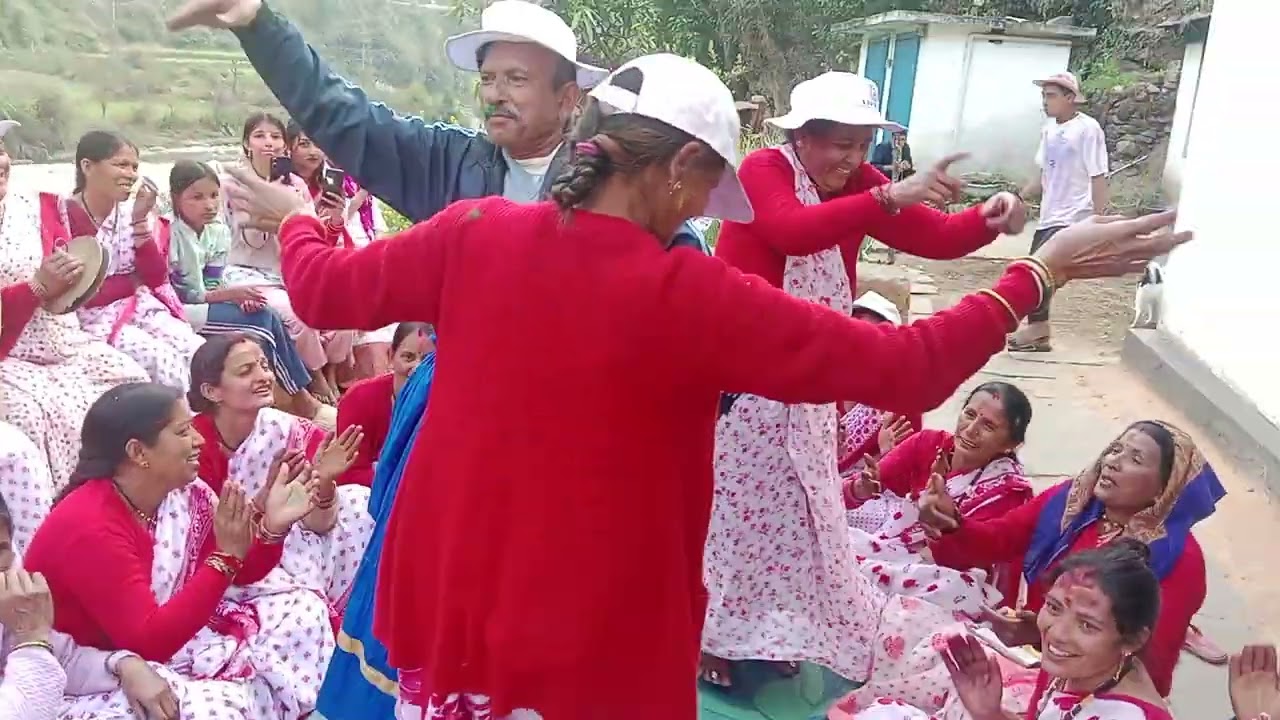 लाहुर घाटी ग्राम पंचायत जाख उडीयाराबगड में होली मे सुंदर सा डांस चाचा जी का😄😄😄🙏🌹🙏