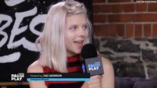 Aurora siendo ella misma en entrevistas por casi 6 minutos