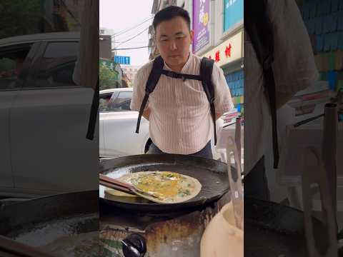 Street food🇨🇳 Chinese pancakes with sausage😋 / Уличная еда🇨🇳 Китайские блины с сосиской😋