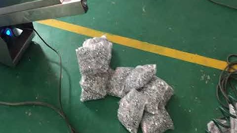 Screw counting and packing machine with single weigher