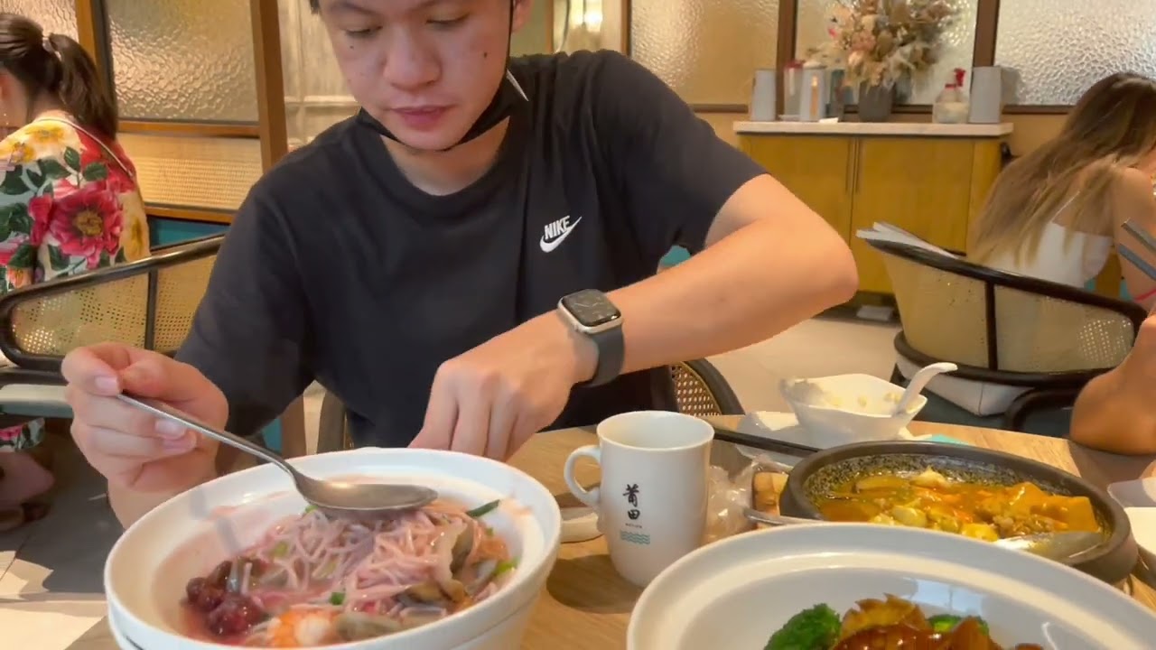 Wisat kuliner di Singapore rekomen by Michelin guide.