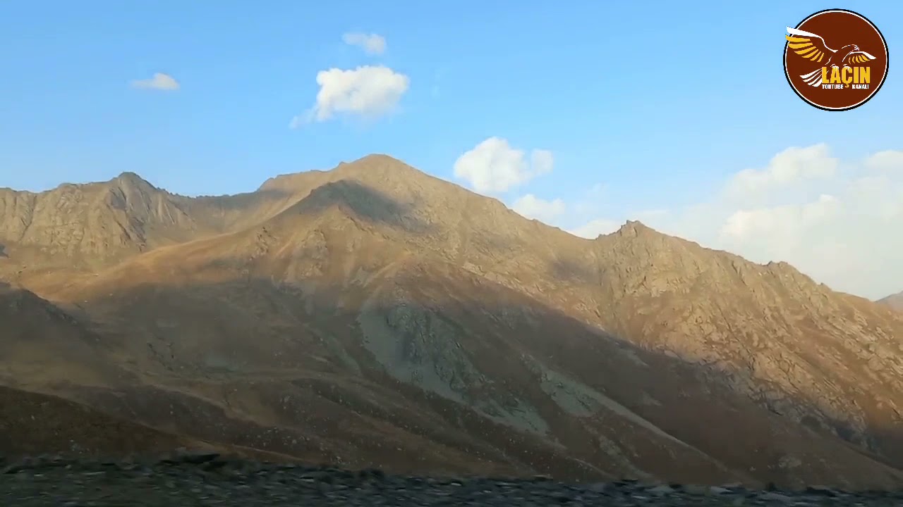 Murov dağı - Toğanadan Ömər aşırımına doğru, uca dağlar, sıldırım qayalar, bölük-bölük buludlar.