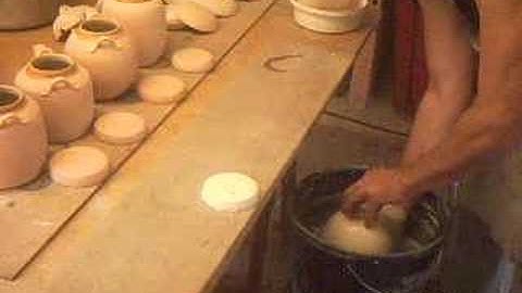 SIMON LEACH - glazing teapots !