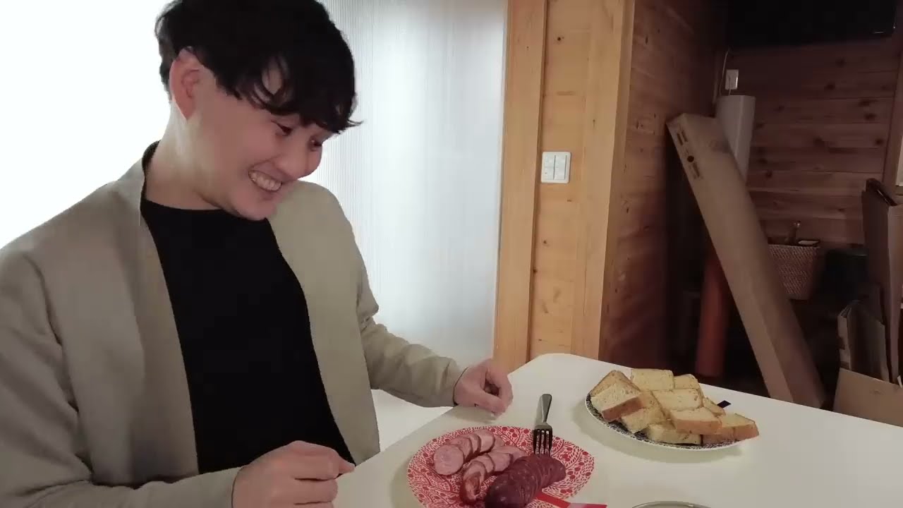 Японец впервые пробует КРОВЯНУЮ КОЛБАСУ