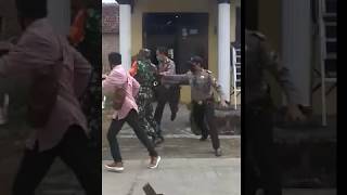 Viral!! Orang Gila Ngamuk Kejar Tni-Polri
