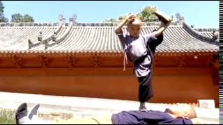 你知道少林寺的僧人是怎样练习吗，棒！Do you know how the monks of Shaolin Temple practice?