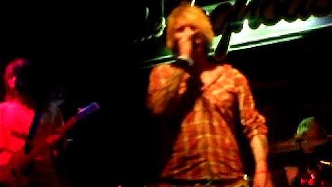 Hey Essé live at The Doghouse (Dundee)