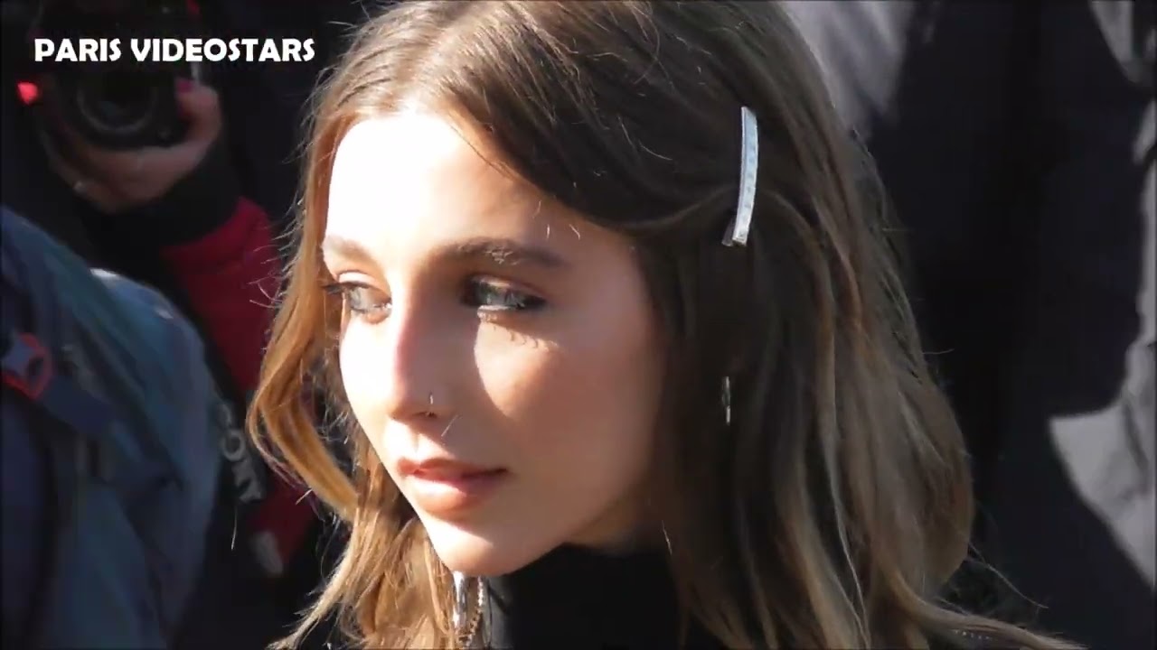 Emma Chamberlain attending the Louis Vuitton Womenswear Fall/Winter  2022/2023 show as part of Paris Fashion Week in Paris, France on March 07,  2022. Photo by Aurore Marechal/ABACAPRESS.COM Stock Photo - Alamy