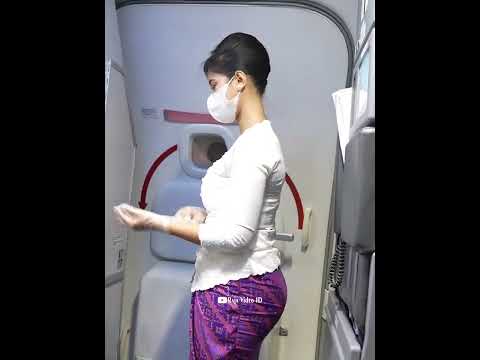 Pramugari Cantik Batik Air Buka Pintu Pesawat Boeing 737-800 saat Tiba di Bandara Tujuan