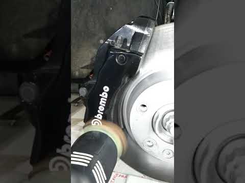 Vídeo: Como você limpa uma pinça de freio Brembo?