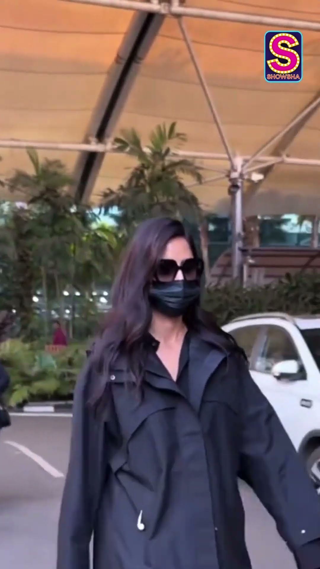 Katrina Kaif Gets Spotted At The Mumbai Airport In Loose-Fit All Black Outfit | N18S #shorts