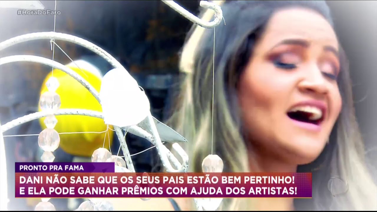 Dani se emociona ao saber que seus pais participaram de seu primeiro clipe