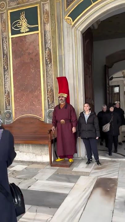 Guards at the Topkapi Palace started to keep watch with the Ottoman-era Silahtar outfit #istanbul