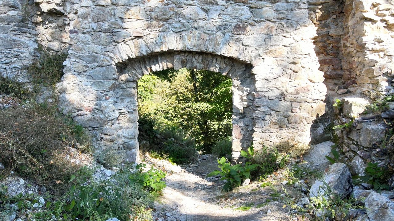 Záchrana hradu Biely kameň. Časť 1: Od padajúcich skál k pevným múrom