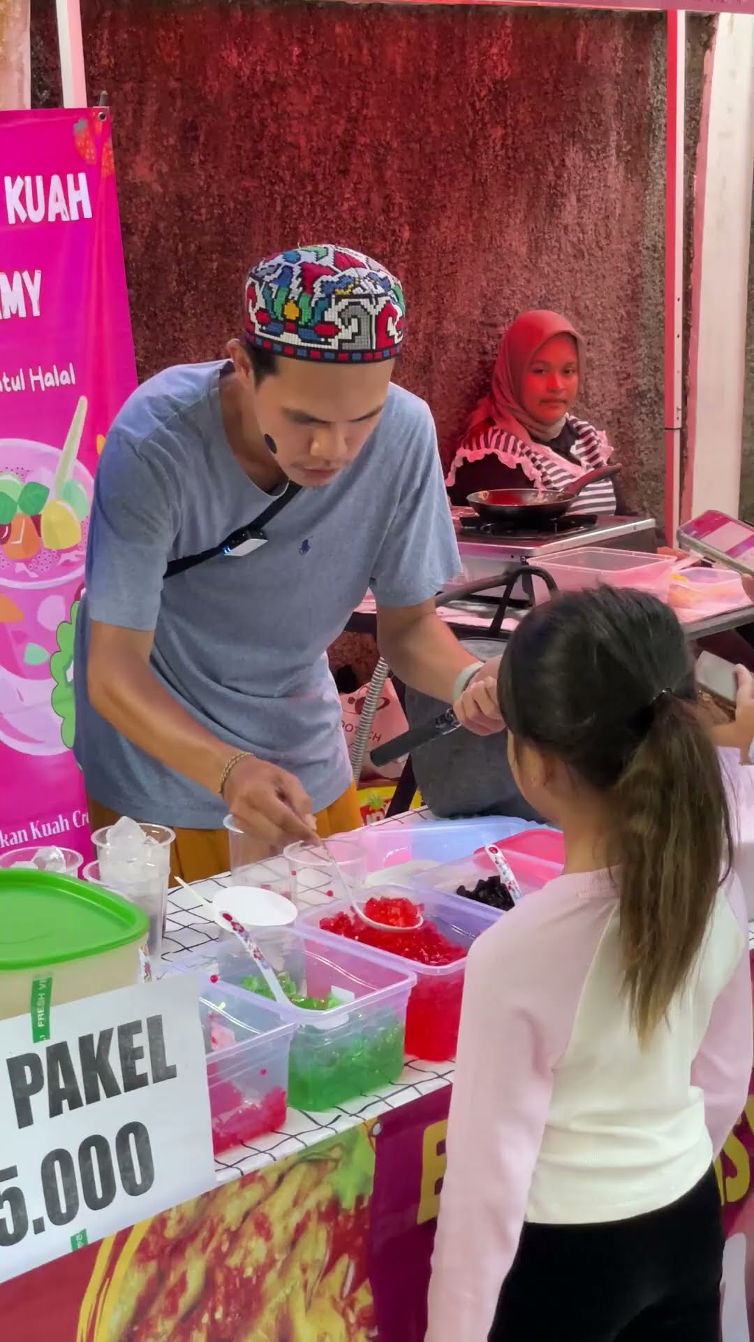 LEIKA BELI ES BUAT TAKJIL TOMPEL YANG JUAL ? SIAPA YANG MAU BELI JUGA?? #leika #shorts #viralvideo