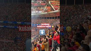 İşte O Meşhur Ses Bir Galatasaray Taraftarı Oğlunun Kulaklarını Kapatıyor