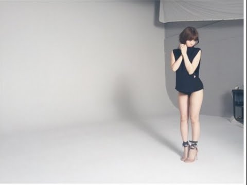小嶋陽菜、何もはいていない!? 太ももあらわのサービスショット