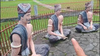 Monument of King Mangarerak in Sibisa|ancestor of the Manurung clan