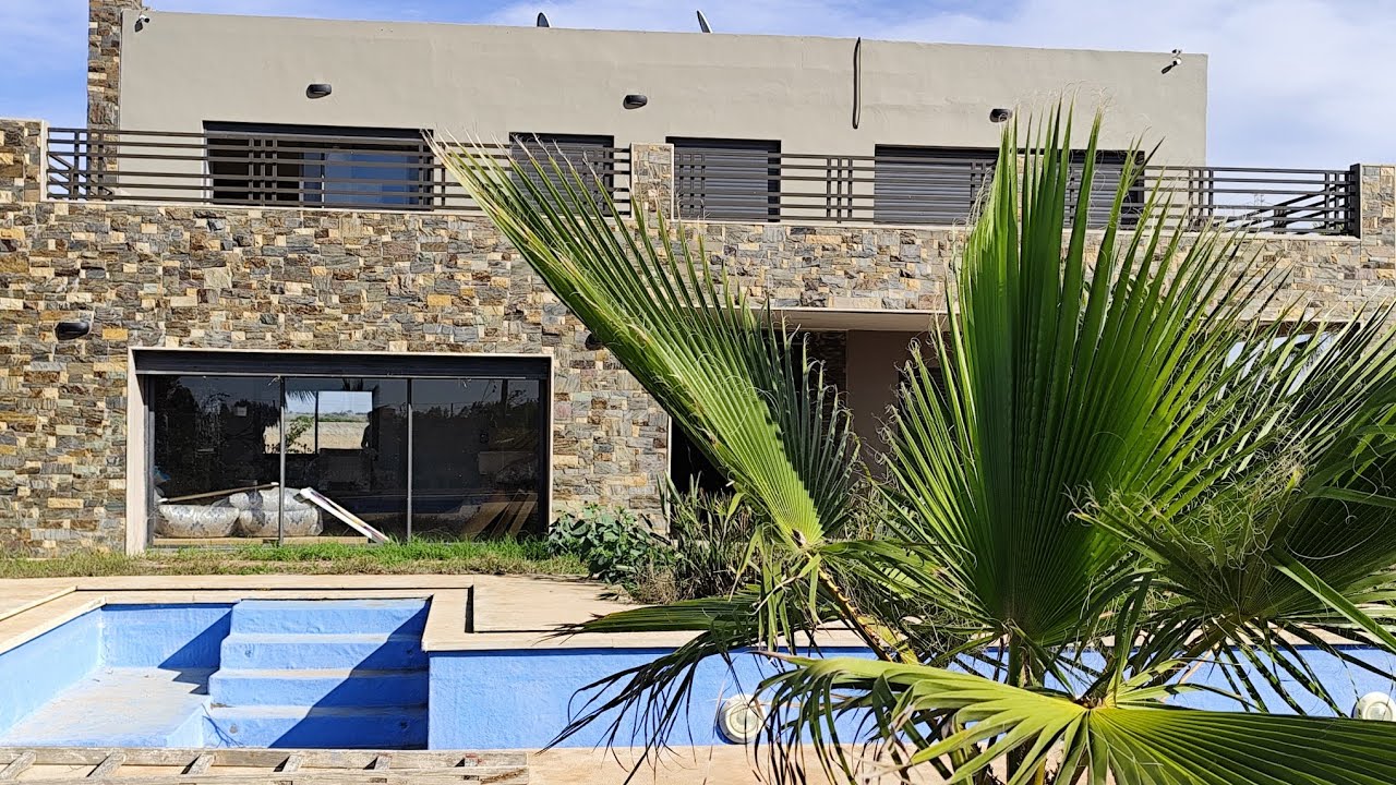 كاين ضيعة للبيع في بن سليمان نواحي زيايدة مساحتها 17 متر مجهزة فيلا كبيرة مسبح كرجات لوكالتيكن الغرس