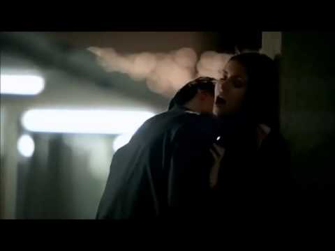 3x19 - Elena kisses Damon - sa prevodom :)