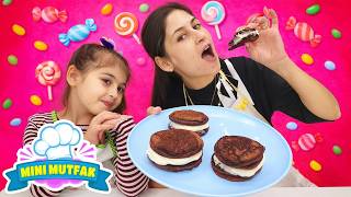 Ayşe ve Defne ile Mini Mutfak Oyunları! Kapkekten tatlı burger yapıyoruz! Tatlı Yapma screenshot 4