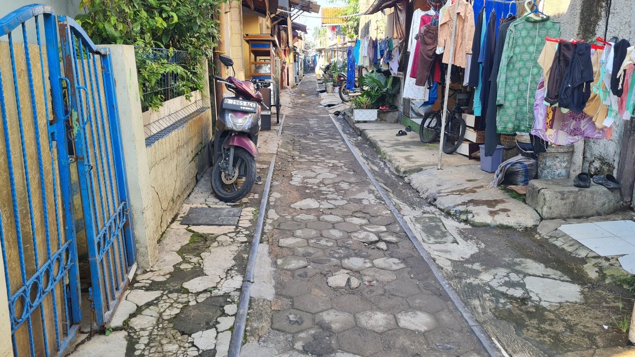 DAERAH BUAH BATU REL KERETA MENUJU CIWIDEY NAMPAK JELAS DITENGAH PEMUKIMAN PADAT !