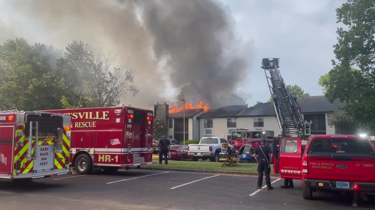 First responders at the scene of Huntsville apartment fire - YouTube