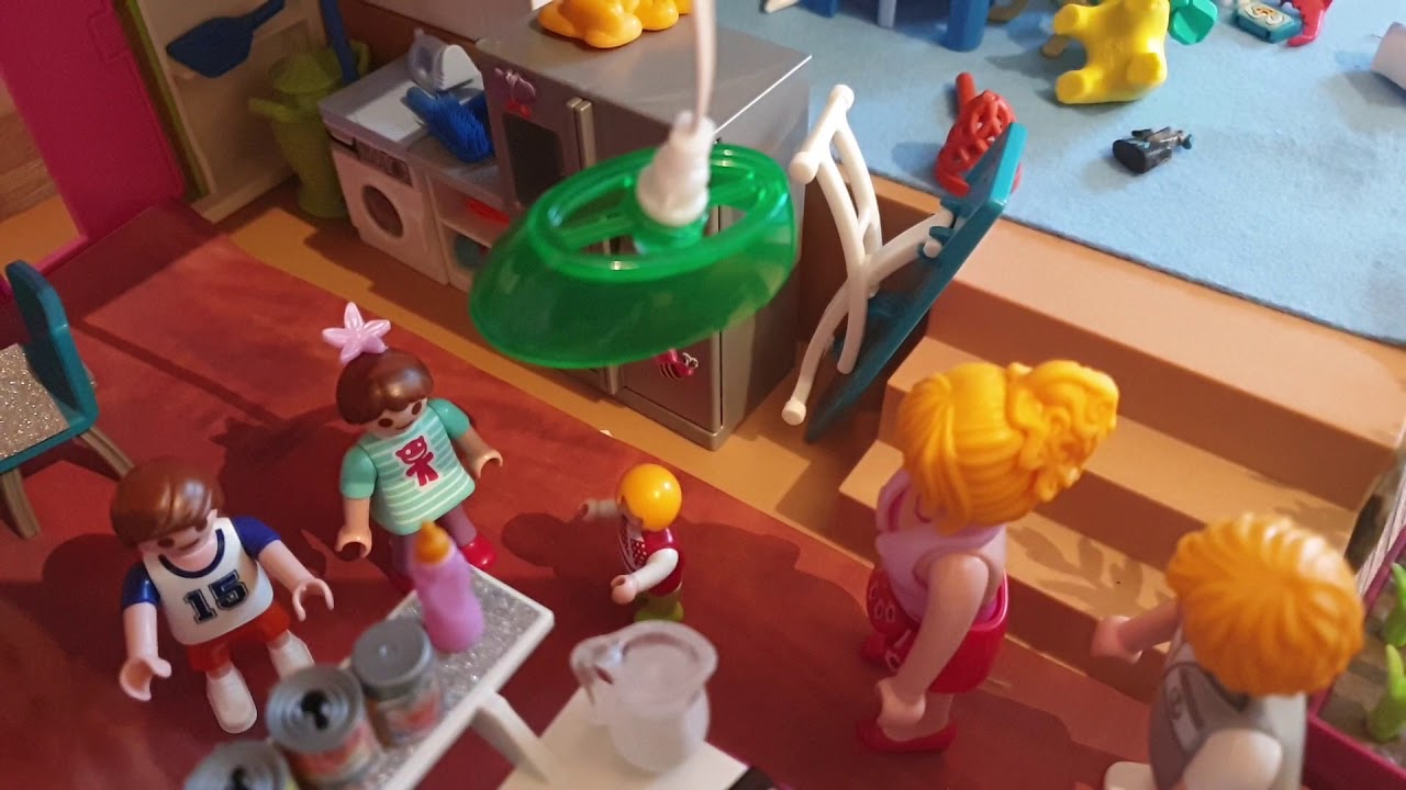 Chloé en français présente une histoire Playmobil : l après midi avec la cousine Louane.