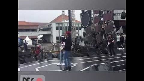 Via Vallen Feat Young Lex Live Antv Surabaya.