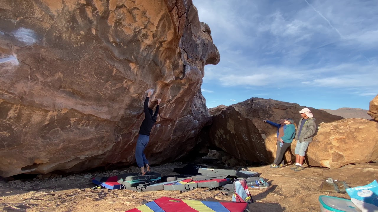 Hueco Tanks Bouldering - North Mountain - Bloody Flapper V4