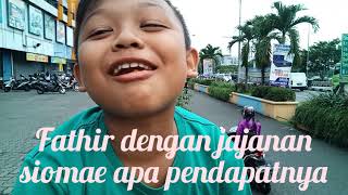 Fathir Nongkrong Dengan Hobi Makan Siomae